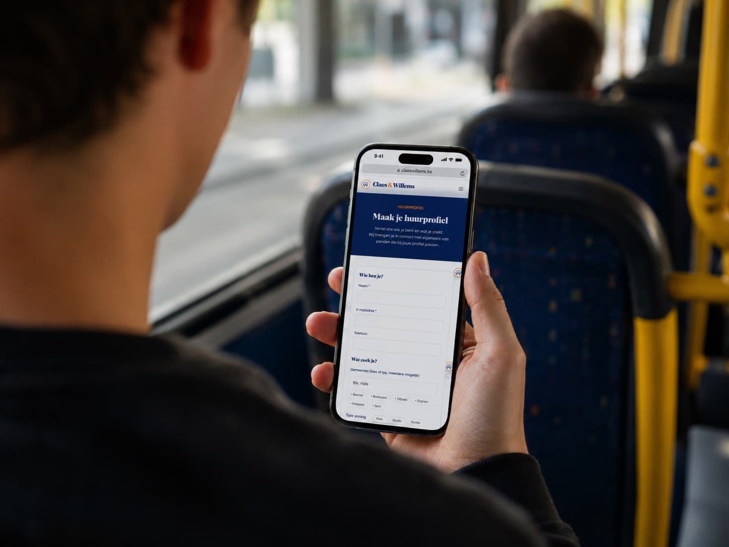 Huurprofiel aanmaken via smartphone — Claes & Willems Toekomstige huurder maakt onderweg op zijn smartphone een huurprofiel aan bij Claes & Willems