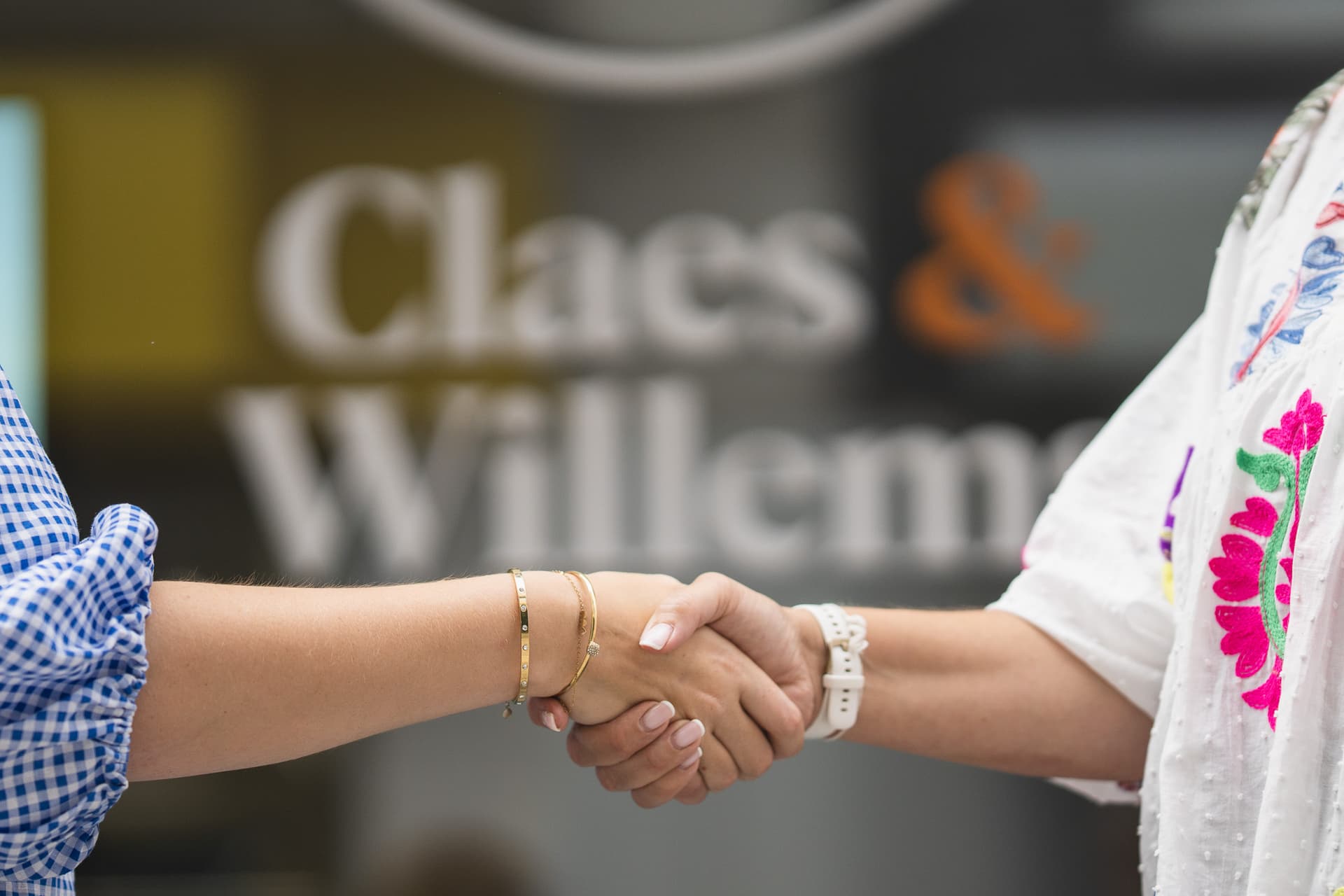 Kantooretalage van Claes & Willems met panden in de kijker